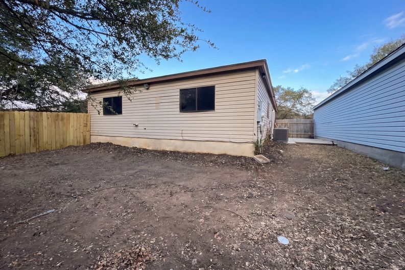 Photo 5 of 16 of 3741 Candlebluff Dr, San Antonio, TX
