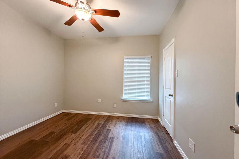 Photo 10 of 18 of 619 E Arlington Ave, Fort Worth, TX