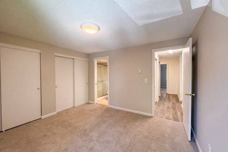 Photo 4 of 24 of 650 SW Meadow Dr, Beaverton, OR