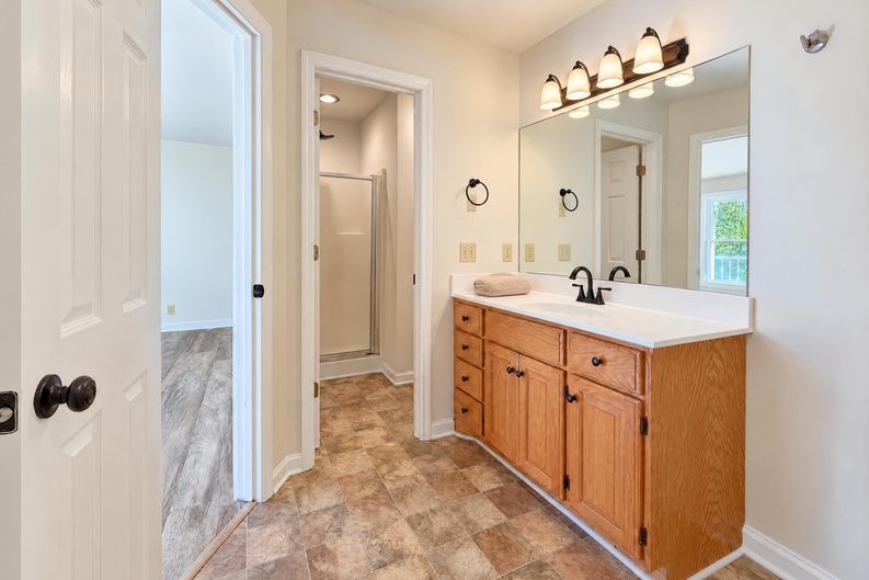 Photo 20 of 42 of 702 Lone Oak Dr, Pegram, TN