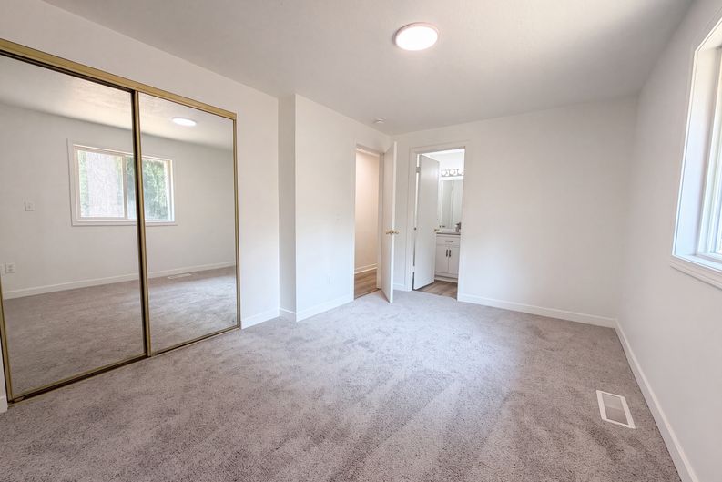Photo 4 of 17 of 5216 SE 132nd Ave, Portland, OR