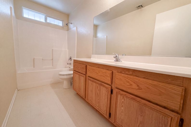 Photo 11 of 27 of 18792 Dogwood Ct, Adelanto, CA