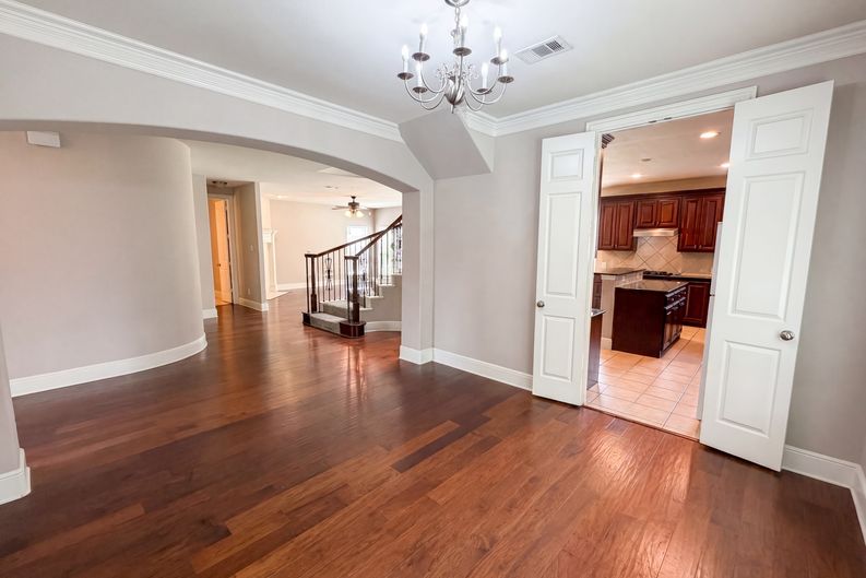 Photo 8 of 32 of 10330 Sandbar Dr, Irving, TX