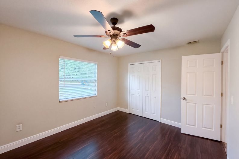 Photo 13 of 26 of 881 Vicksburg St, Deltona, FL