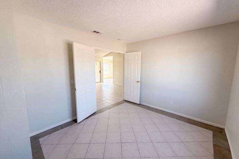 Photo 12 of 18 of 13561 Glacier Cir, Hesperia, CA