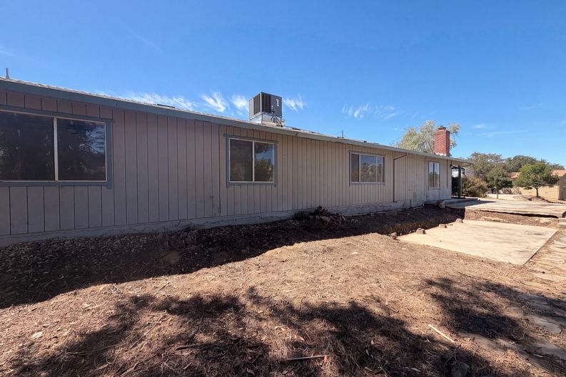 Photo 5 of 29 of 6041 Thornicroft Dr, Valley Springs, CA