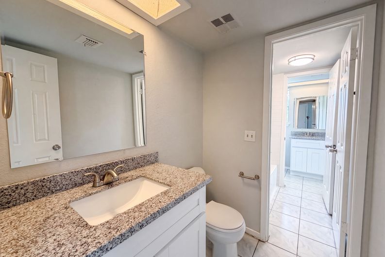 Photo 10 of 18 of 12510 Daventry Ln, Houston, TX