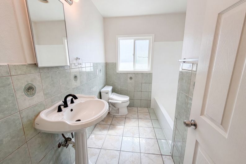 Photo 11 of 17 of 322 E Mariposa Dr, Rialto, CA