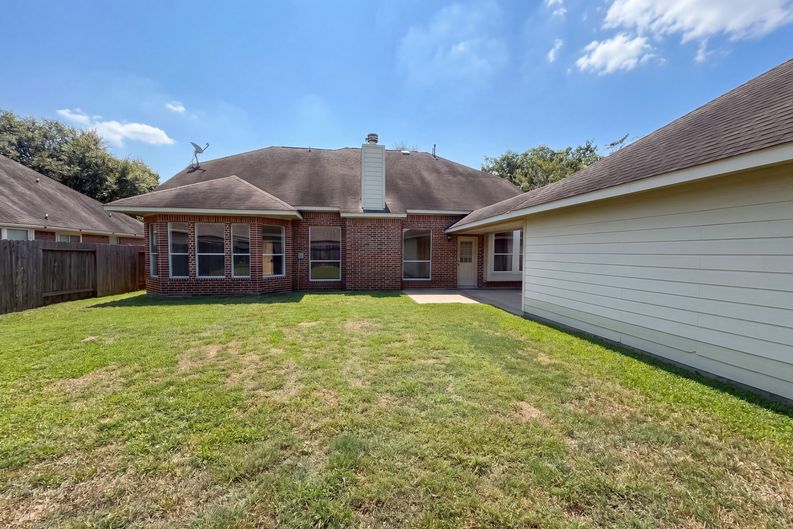 Photo 5 of 52 of 9019 Sunny Ridge Dr, Houston, TX