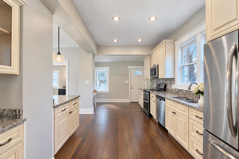 Photo 3 of 30 of 6321 Roe St, Cincinnati, OH