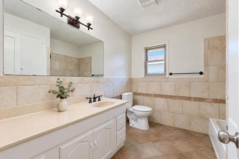 Photo 8 of 11 of 304 Helen St, Cleveland, TX