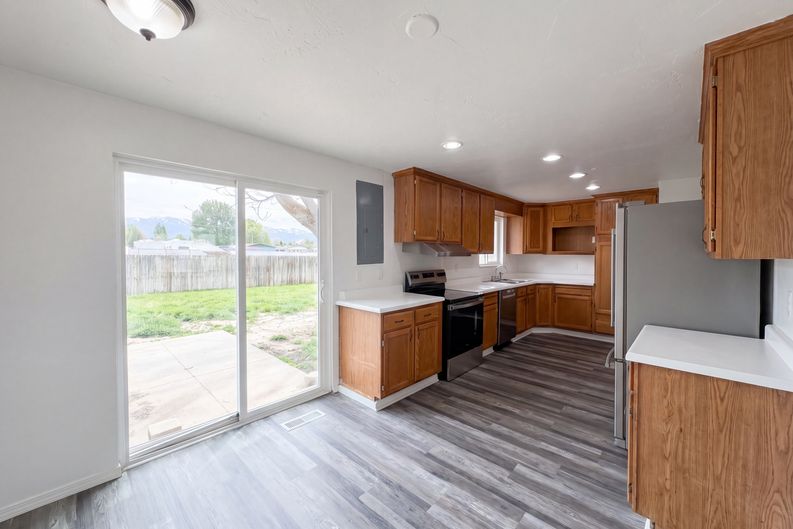 Photo 8 of 21 of 408 N 1500 W, Clinton, UT