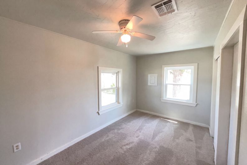 Photo 9 of 17 of 725 Kelly St, Poteet, TX