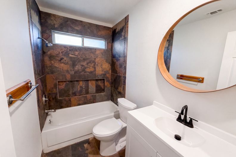 Photo 15 of 18 of 605 Hawthorne Ln, Round Rock, TX