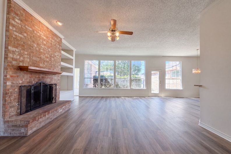 Photo 3 of 24 of 2915 Olympia Dr, Grand Prairie, TX