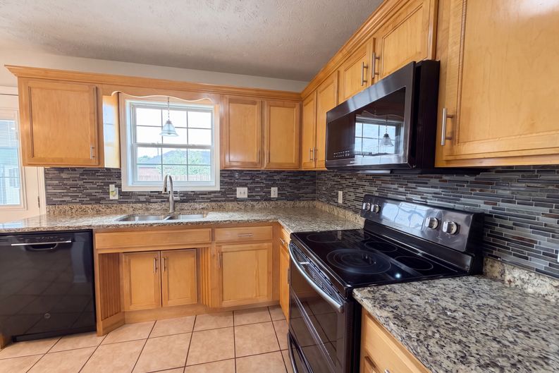 Photo 7 of 22 of 8018 Valencia Dr, Smyrna, TN