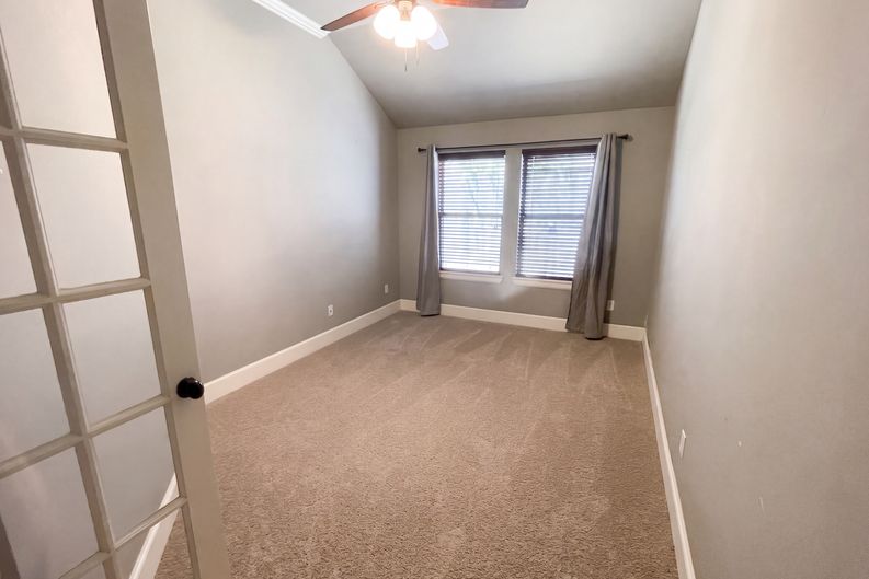 Photo 4 of 19 of 704 SW 149th Pl, Oklahoma City, OK