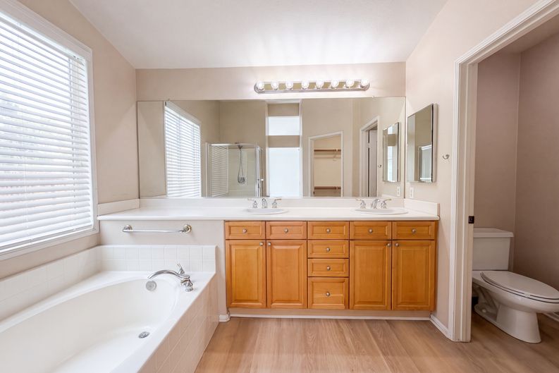 Photo 18 of 30 of 23608 Ashwood Pl, Valencia, CA