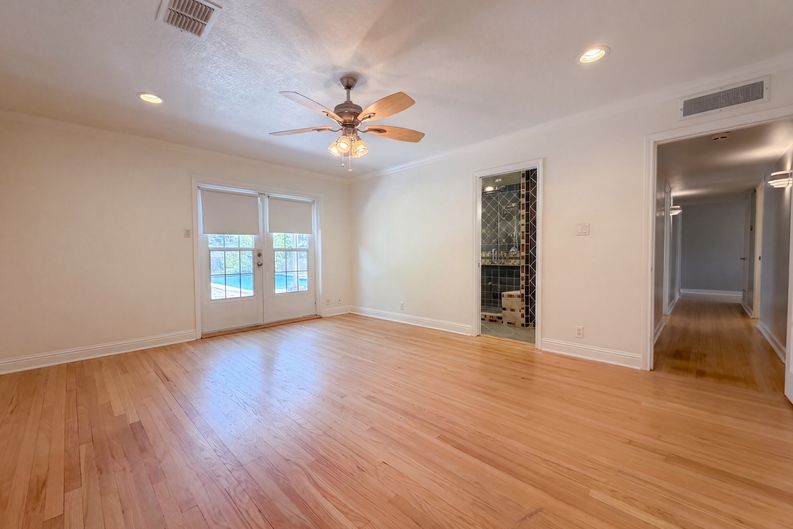 Photo 4 of 25 of 106 Briarcliff Dr, San Antonio, TX