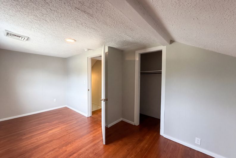 Photo 4 of 20 of 5125 S Walcott St, Indianapolis, IN