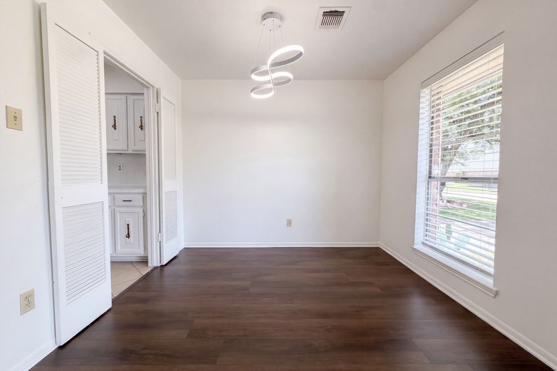 Photo 6 of 21 of 6910 Vialinda Dr, Houston, TX