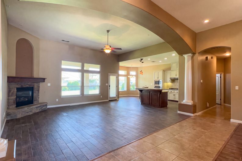 Photo 3 of 35 of 11904 Kenseth St, Bakersfield, CA
