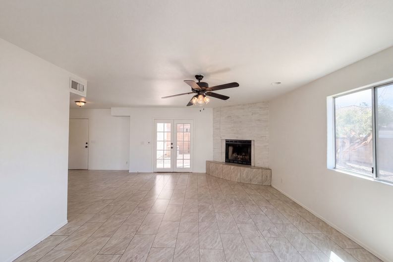 Photo 3 of 21 of 1114 S Tiago Dr, Gilbert, AZ