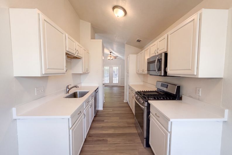 Photo 12 of 16 of 710 Brazos Dr, Temple, TX