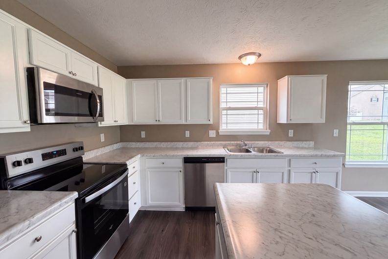Photo 8 of 23 of 8196 Alyssum Dr, Plainfield, IN