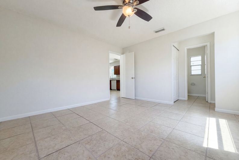 Photo 10 of 24 of 909 Winchester Ct, Brandon, FL