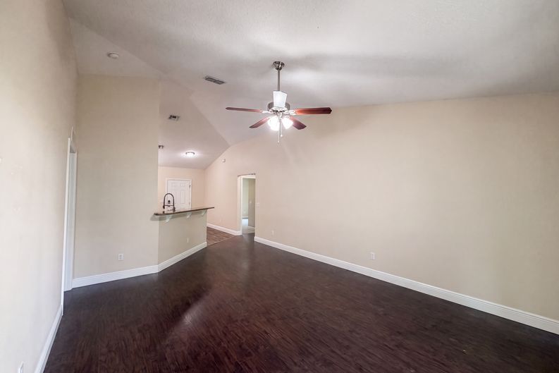 Photo 3 of 23 of 33137 Irongate Dr, Leesburg, FL