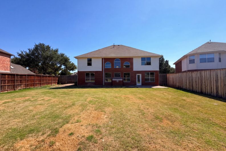 Photo 5 of 34 of 217 Green Acres Dr, Murphy, TX