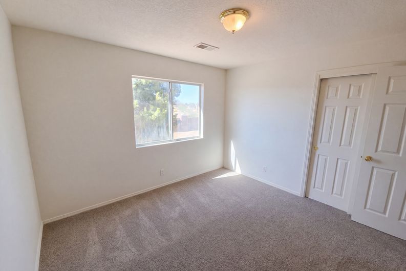 Photo 9 of 18 of 5051 27th Ave NE, Rio Rancho, NM