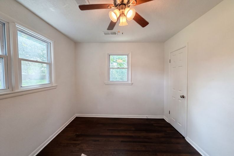 Photo 11 of 16 of 1825 NE Bren Mar Rd, Lees Summit, MO
