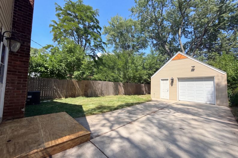 Photo 5 of 38 of 20919 Hollywood St, Harper Woods, MI