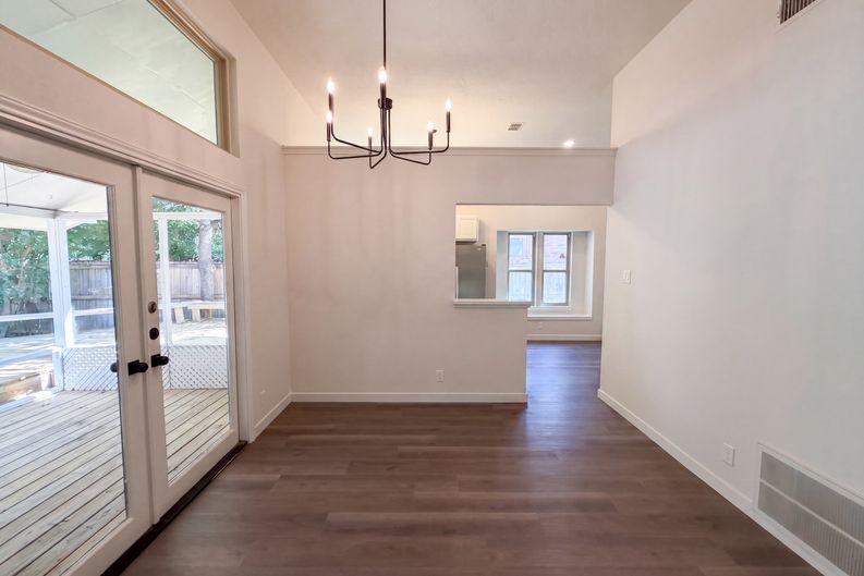 Photo 7 of 18 of 605 Hawthorne Ln, Round Rock, TX