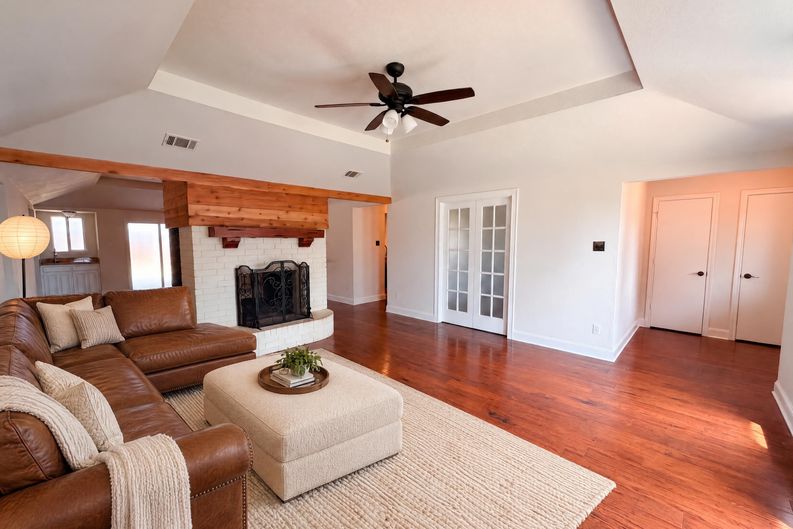 Photo 7 of 19 of 512 W Jefferson St, Wylie, TX