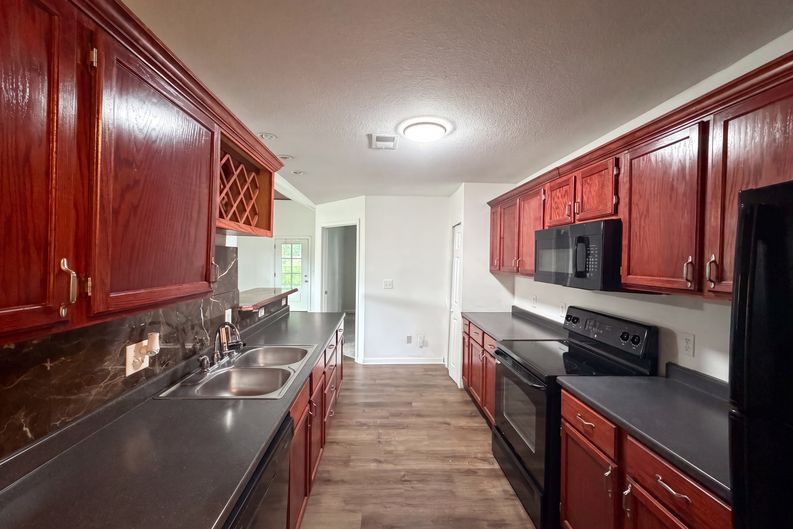 Photo 11 of 17 of 905 S Butler Ter, Harrisonville, MO