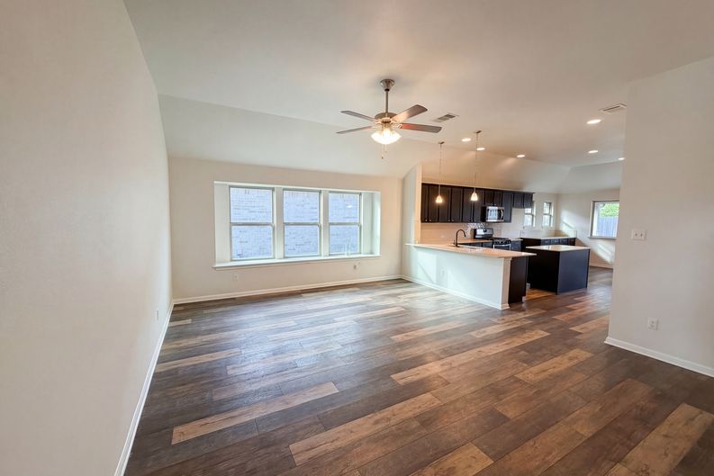 Photo 6 of 19 of 543 Tanda Ln, Hutto, TX
