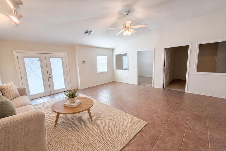 Photo 7 of 21 of 109 Eagle Dr, Luling, TX