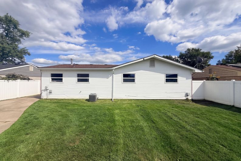 Photo 5 of 28 of 10820 Jackson St, Van Buren Township, MI