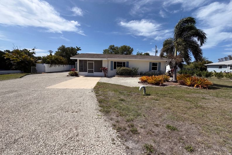 Photo 9 of 28 of 829 E 4th St, Englewood, FL