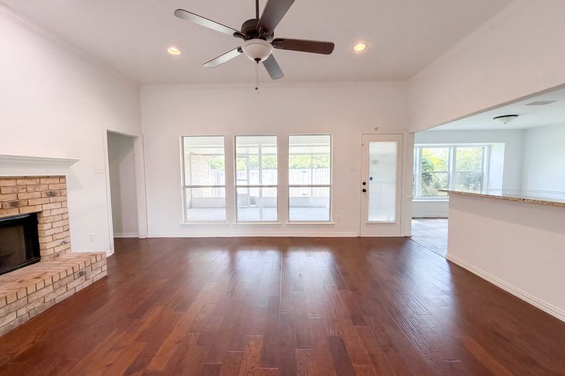 Photo 3 of 17 of 1623 W Pleasant Dr, Midlothian, TX
