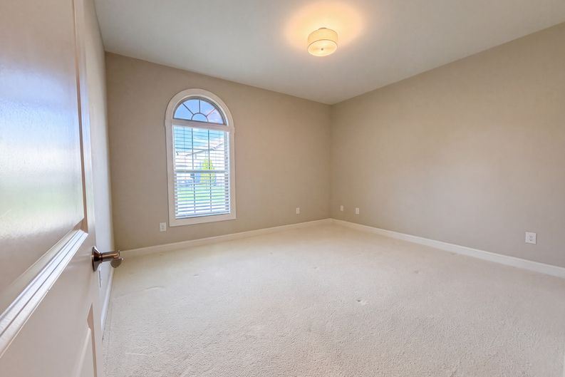 Photo 9 of 17 of 234 Hickory Pointe Dr, Lebanon, TN