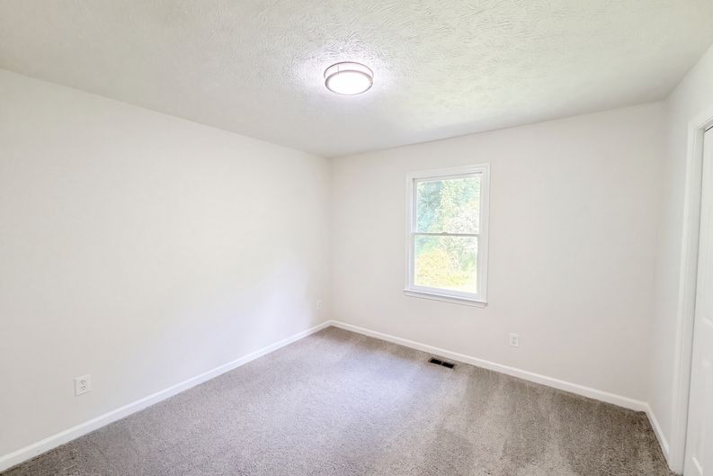 Photo 11 of 20 of 806 Ruswood Rd, Winder, GA
