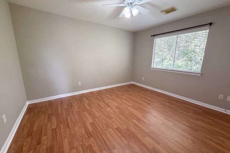Photo 10 of 21 of 12159 Hawthorne Dr, Montgomery, TX