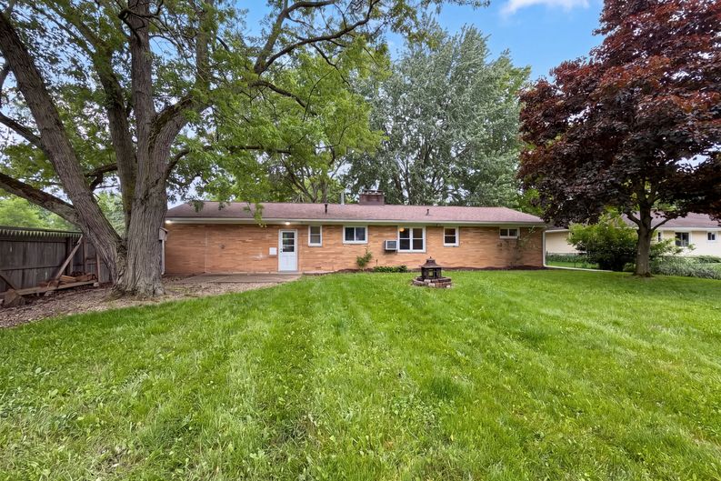 Photo 5 of 21 of 36700 Lakeland Dr, Avon, OH
