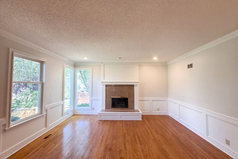 Photo 3 of 47 of 12600 Pawnee Ln, Leawood, KS