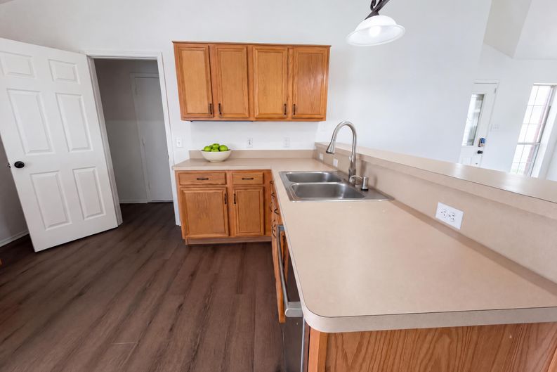 Photo 10 of 31 of 1033 Olivewood Ln, Fort Worth, TX