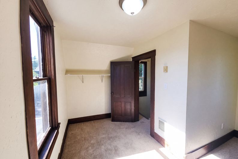 Photo 14 of 29 of 1011 Almaden St, Eugene, OR
